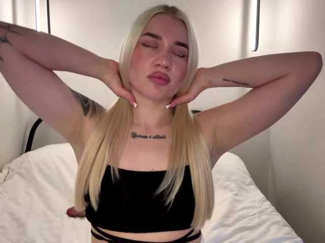 KatieGlow live cam on BongaCams