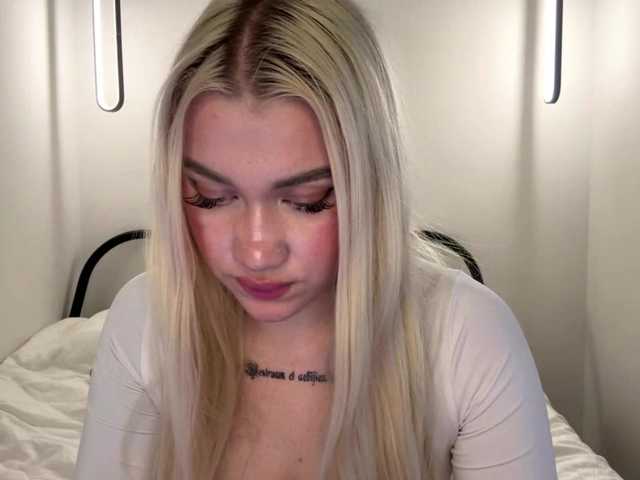 KatieGlow live cam on BongaCams