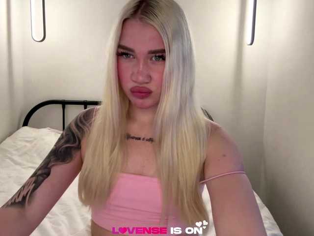 KatieGlow live cam on BongaCams