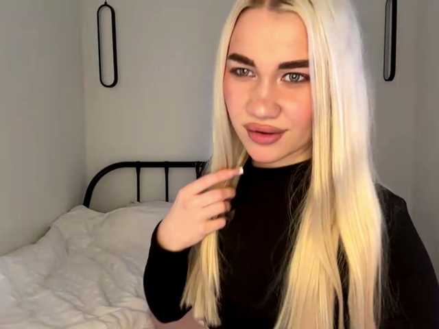 KatieGlow live webcam show