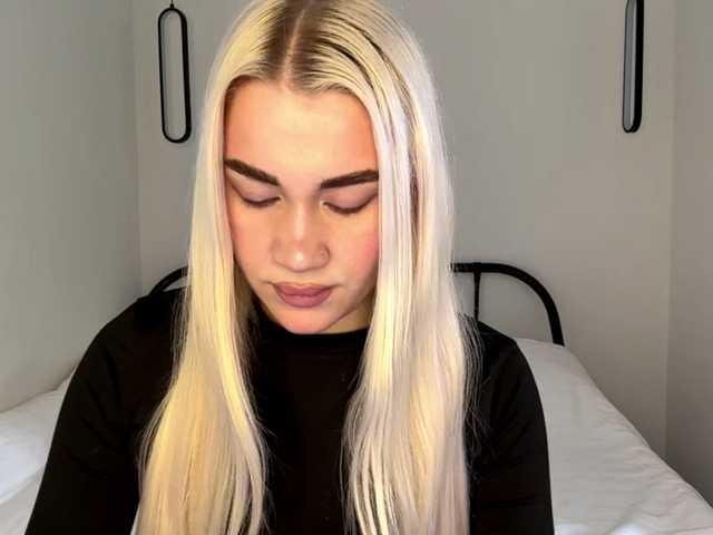 KatieGlow live webcam show