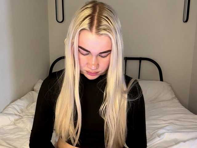 KatieGlow live webcam show