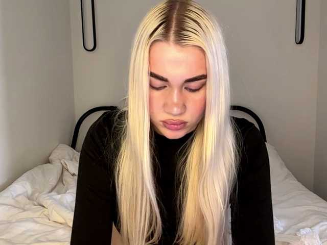 KatieGlow live cam on BongaCams