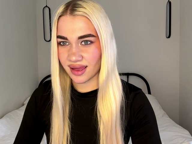 KatieGlow live webcam show