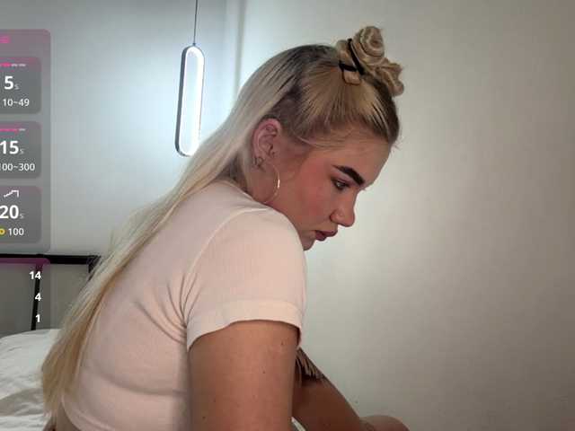 KatieGlow live cam on BongaCams