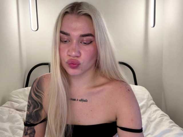 KatieGlow live cam on BongaCams