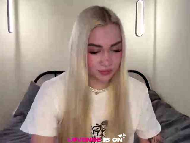 モデル: KatieGlow