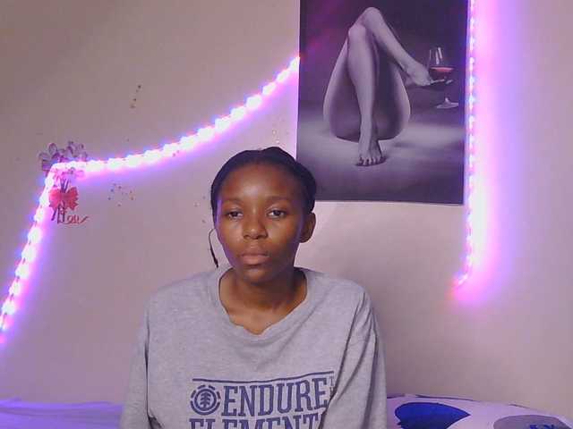 le modèle CocoKiss03 est en webcam porno dans un show sur le site bongacams, il possède les tags suivants: Ebony,Brunette,Trimmed