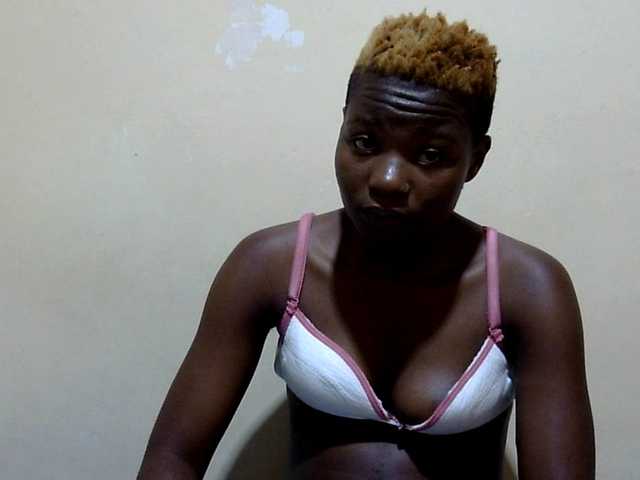 le modèle babyellah est en webcam porno dans un show sur le site bongacams, il possède les tags suivants: Ebony,Brunette,Hairy