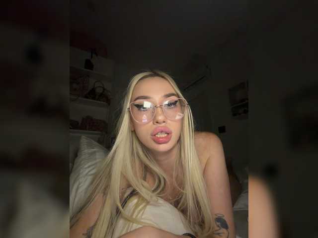 kissix6, en directo ahora en BongaCams