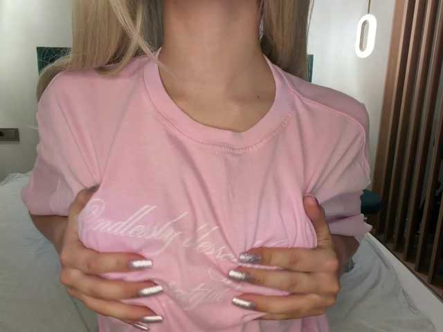 VikkiiSecret live cam on BongaCams