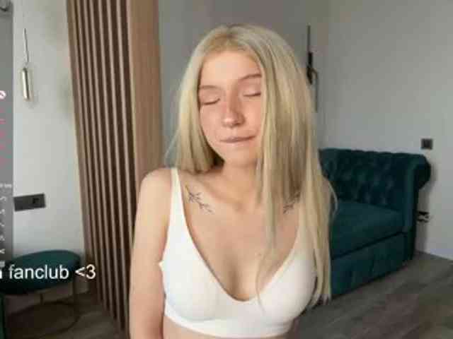 VikkiiSecret webcam