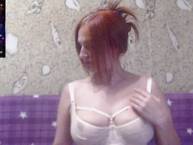 Redheadfox live cam on BongaCams