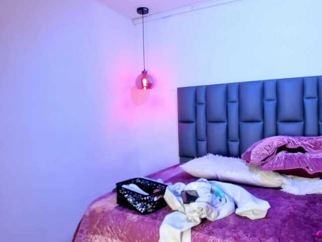 Erika-Thompson live cam on BongaCams