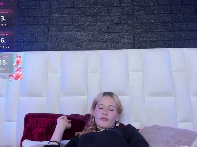 le modèle Erika-Thompson est en webcam porno dans un show sur le site bongacams, il possède les tags suivants: Latino/Hispanic,Blonde,Trimmed