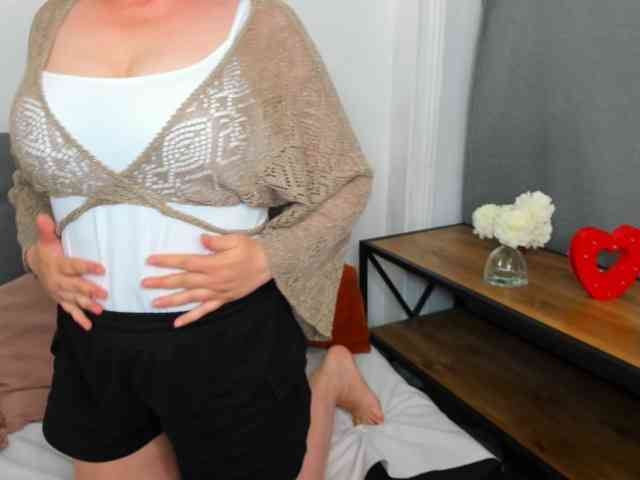 ElisabethAmore Live Webcam on BongaCams