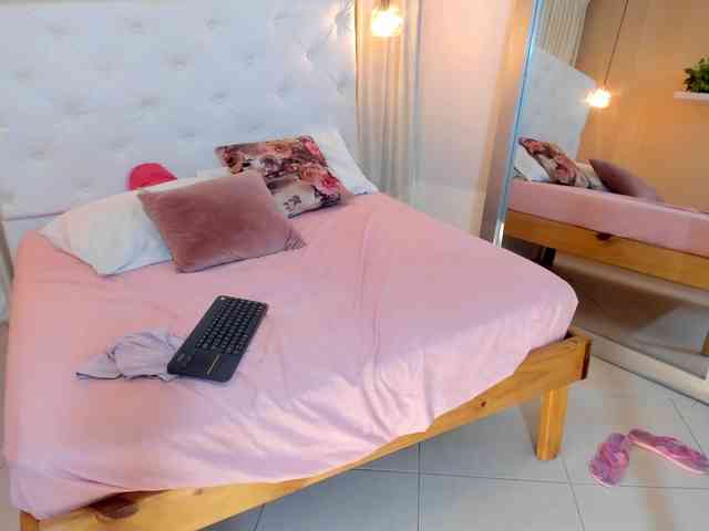 Samantha-lenox webcam