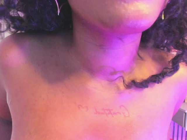 elodiiee live cam on BongaCams