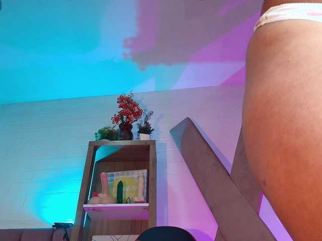 SaraaMore live cam on BongaCams