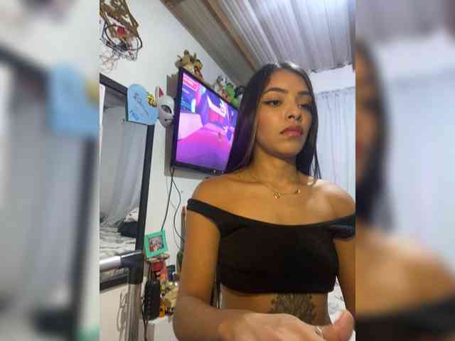 Pocahot-ass webcam