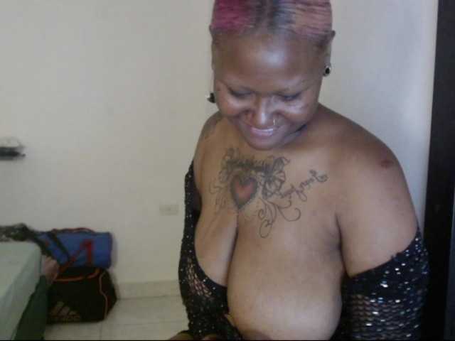Lamalona77 live cam on BongaCams