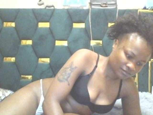 QueenIvy35 live cam on BongaCams