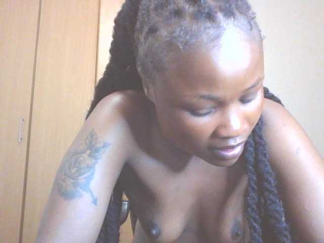QueenIvy35 live cam on BongaCams