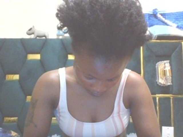 QueenIvy35 live cam on BongaCams