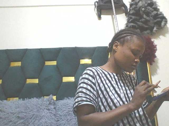 QueenIvy35 live cam on BongaCams