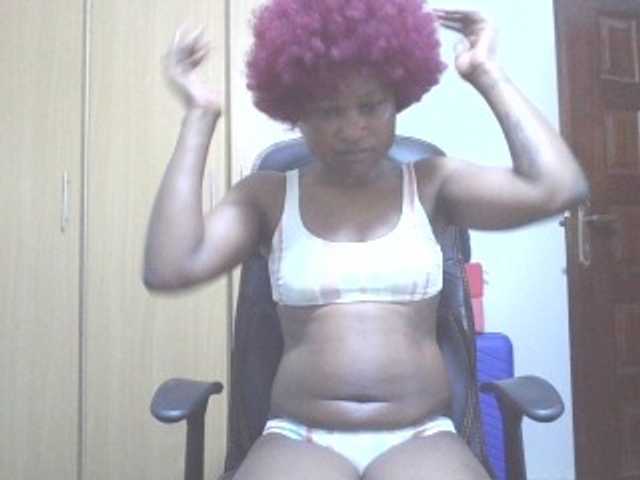 QueenIvy35 live cam on BongaCams
