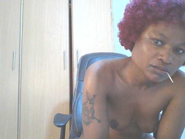 QueenIvy35 live cam on BongaCams