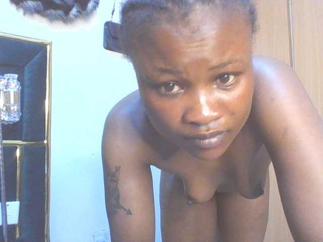 QueenIvy35 live cam on BongaCams