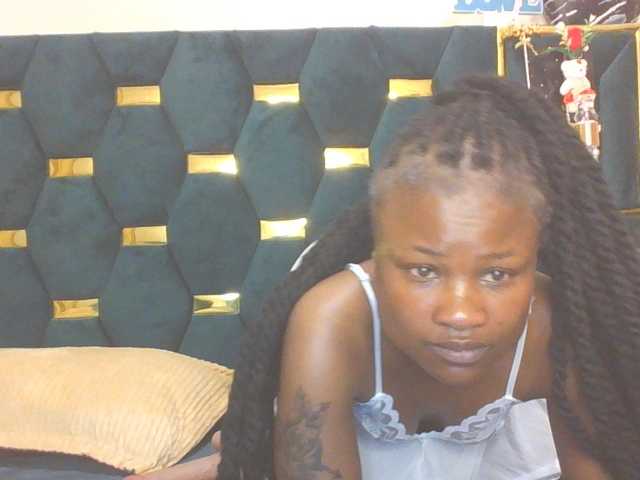 QueenIvy35 live cam on BongaCams