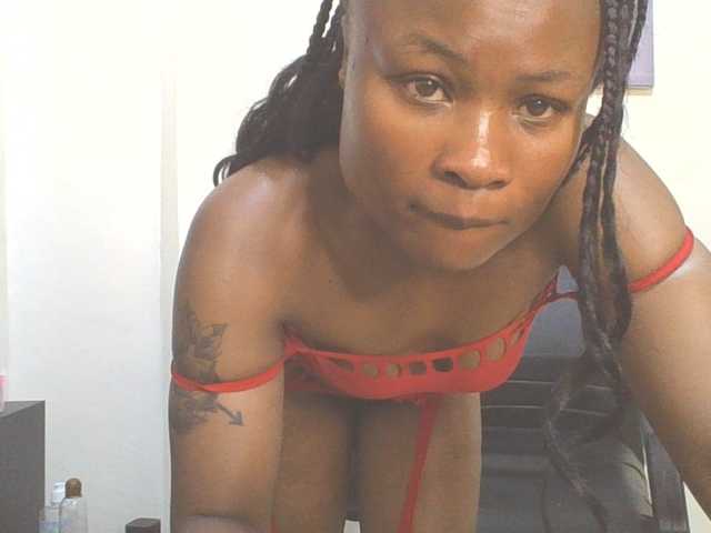 QueenIvy35 live cam on BongaCams