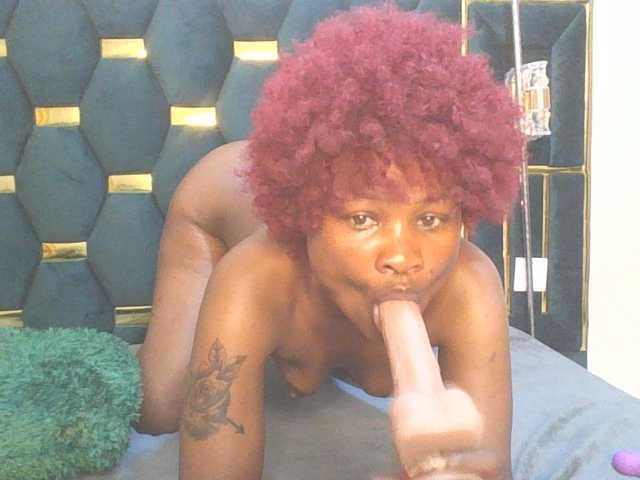 QueenIvy35 live cam on BongaCams