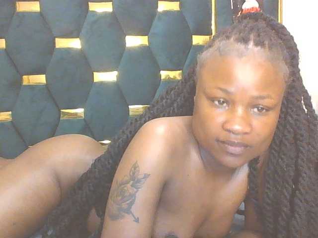 QueenIvy35 live cam on BongaCams