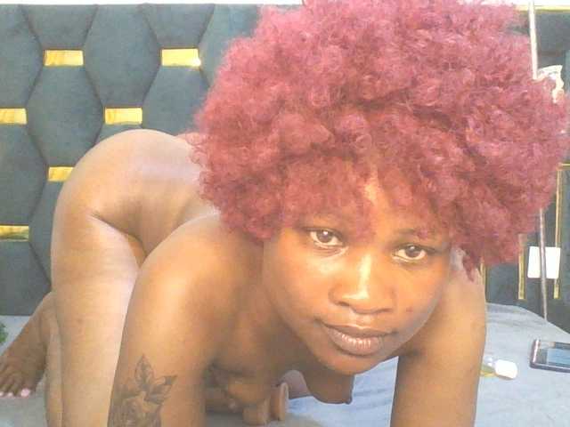 QueenIvy35 live cam on BongaCams