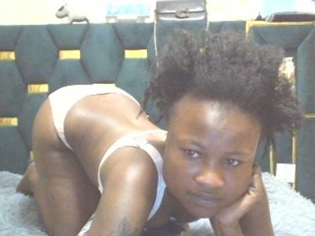 QueenIvy35 webcam bongacams model stream image