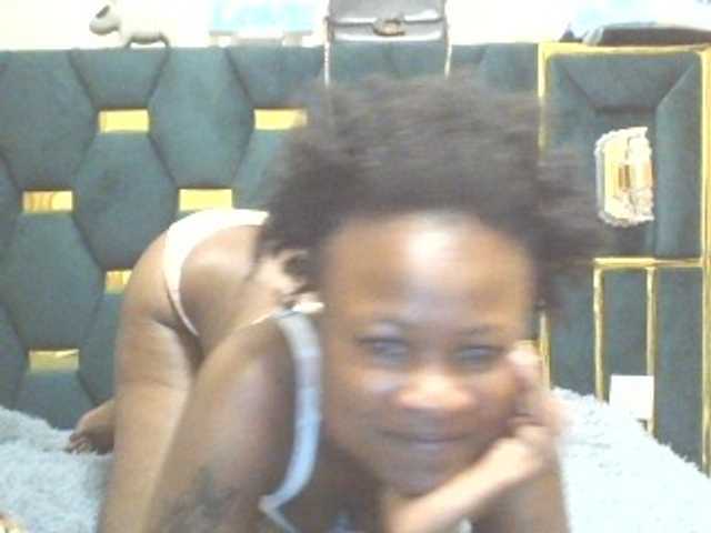 QueenIvy35 live cam on BongaCams