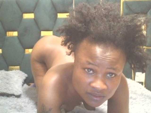 QueenIvy35 live cam on BongaCams