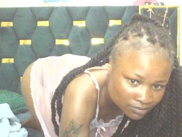 QueenIvy35 live cam on BongaCams