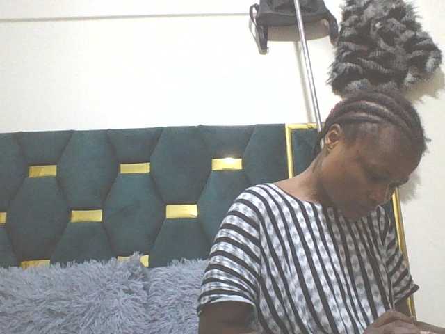 QueenIvy35 live cam on BongaCams