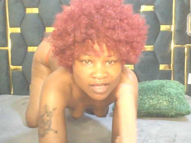 QueenIvy35 live cam on BongaCams