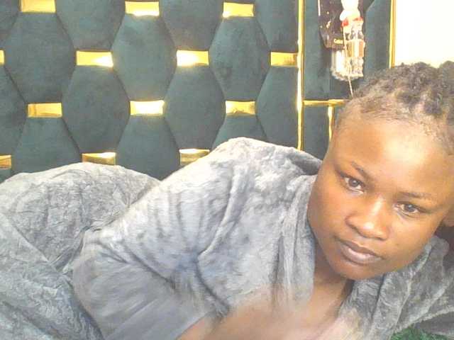 QueenIvy35 live cam on BongaCams