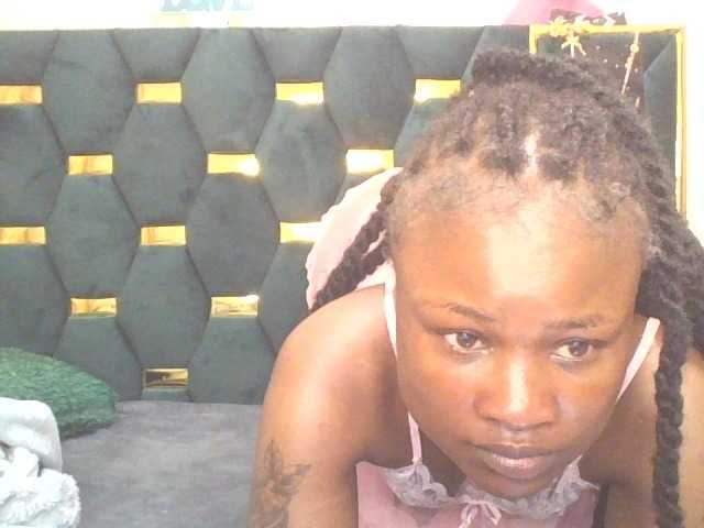 QueenIvy35 live cam on BongaCams