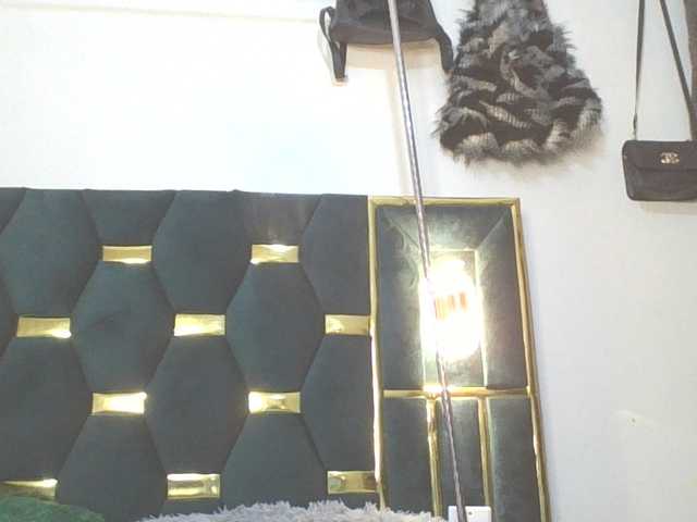 QueenIvy35 live cam on BongaCams