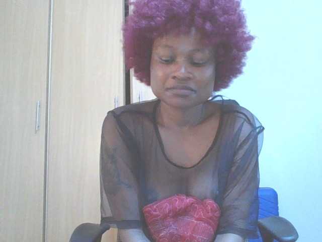 QueenIvy35 live cam on BongaCams