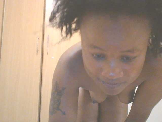 QueenIvy35 live cam on BongaCams