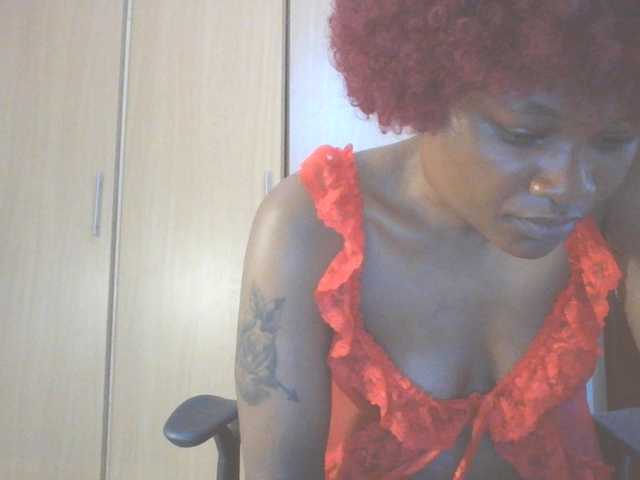 QueenIvy35 live cam on BongaCams