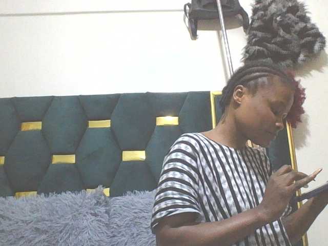 QueenIvy35 live cam on BongaCams